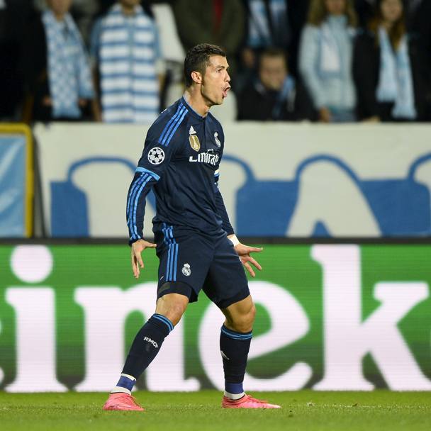 Il campo piccolo non ferma Ronaldo. Due gol in Svezia e record di Raul superato. Reuters
